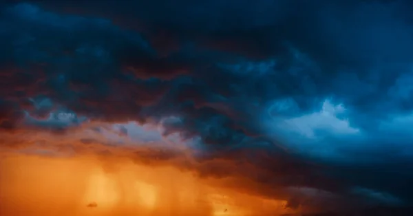 Gün Batımında Renkli Dramatik Gökyüzü — Stok fotoğraf