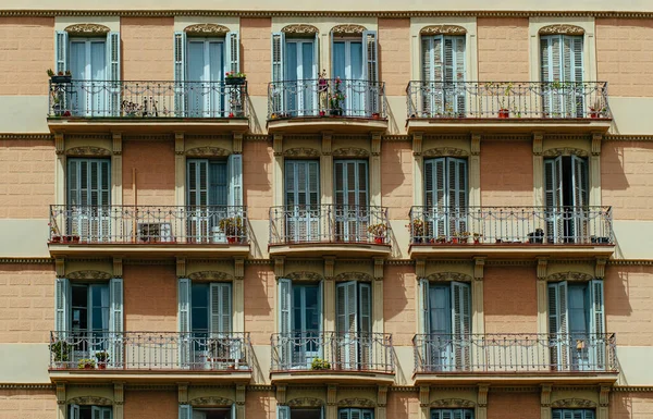 欧洲城市的室外传统住宅 窗户上有阳台和木制百叶窗 — 图库照片