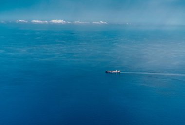 Denizdeki konteynır gemisinin hava görüntüsü.