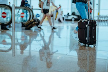 Havaalanında bagajı olan turistler, soyut arka plan