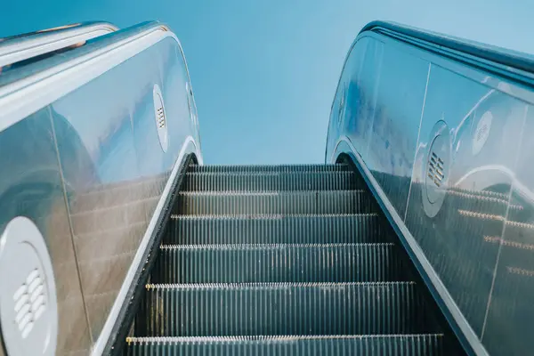 Escalera Moderna Aire Libre Sobre Fondo Azul Del Cielo —  Fotos de Stock