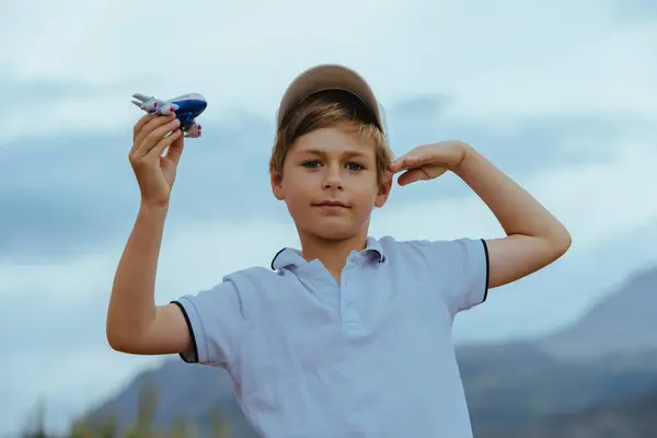 快乐男孩驾驶玩具飞机在天空背景下 空中旅行的概念 — 图库照片