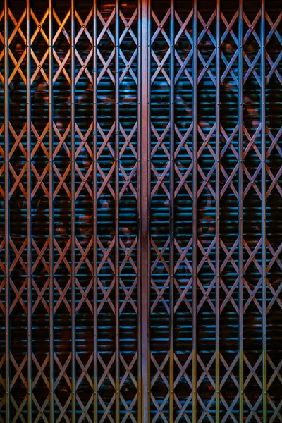 Kovová Brána Geometrickým Vzorem Noci — Stock fotografie