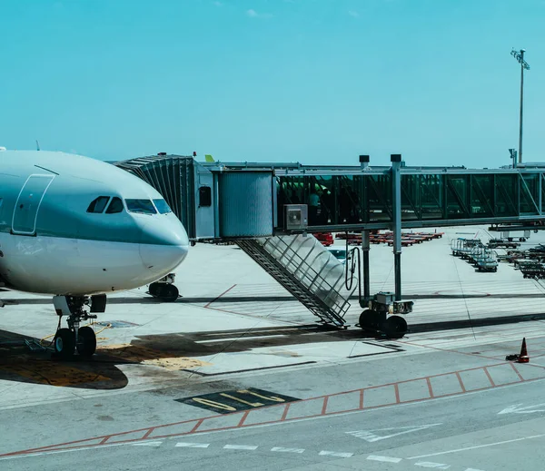 Flygplan Flygplatsen Tar Passagerare Genom Teleskopisk Stege — Stockfoto
