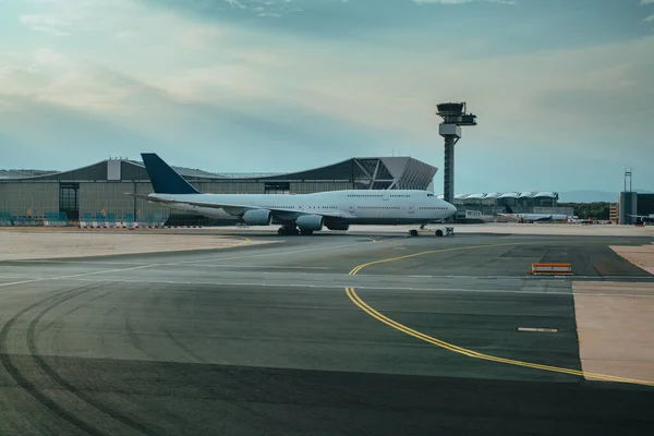 Luchthaven Met Vliegtuigen Zomeravond — Stockfoto