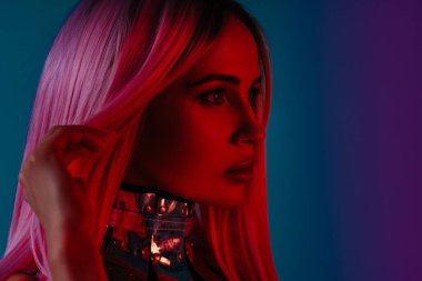 Kırmızı ve mavi neon ışıklı genç kadın portresi