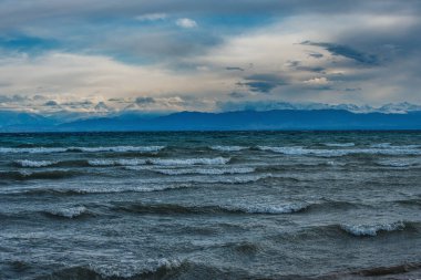 Kırgızistan 'da fırtına sırasında büyük dalgalarla Issyk-Kul Gölü