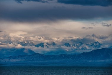 Dağları ve bulutları bulutlu Issyk-Kul Gölü, Kırgızistan
