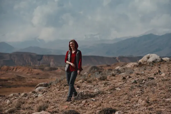 Genç Gülümseyen Kadın Turist Dağlarda Yürüyor — Stok fotoğraf