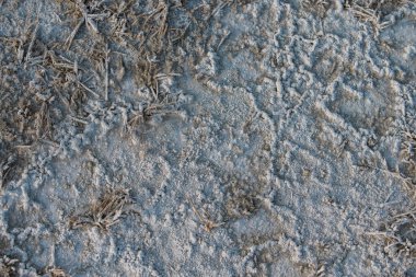 Kurumuş bir tuz gölünün yüzeyi