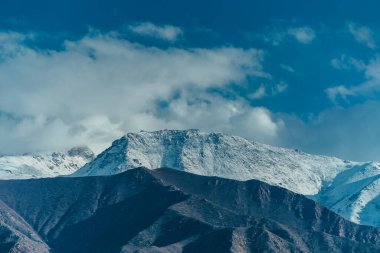 Karlı zirveleri olan resimli dağ manzarası