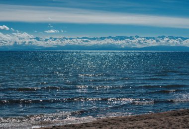 Dağlı ve bulutlu Issyk-Kul Gölü manzarası, Kırgızistan