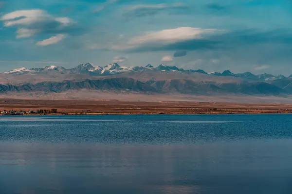 Vue Pittoresque Lac Issyk Kul Sur Fond Montagnes Automne Kirghizistan — Photo