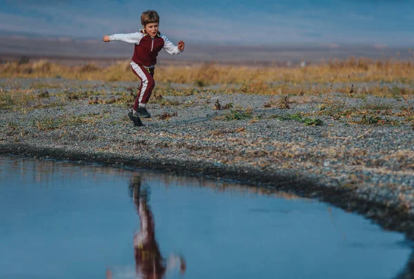 Aktif Çocuk Göl Kıyısında Koşuyor — Stok fotoğraf