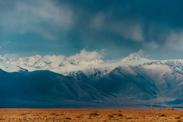 雷雨の前に雪山のピークで美しい山の風景 キルギスタン — ストック写真