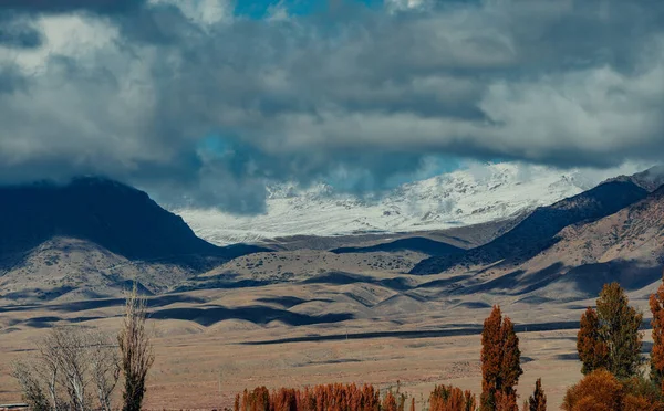 Paisaje Otoño Montaña Con Picos Cubiertos Nieve Árboles Rojos —  Fotos de Stock