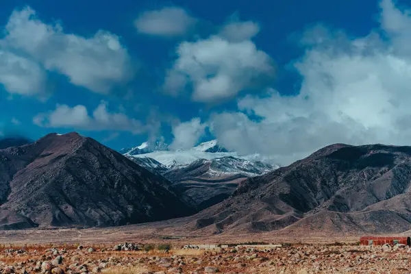 雪の山 キルギスと美しい山の風景 — ストック写真
