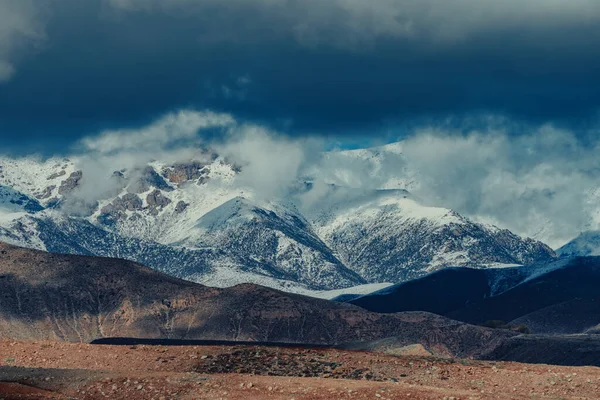 雪のピークと雲で美しい山の風景 — ストック写真