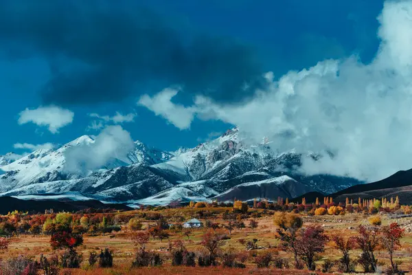 秋のキルギスで美しい山の風景 — ストック写真