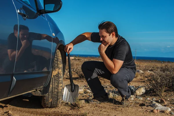 Man Shovel Sits Next His Car Stuck Sand — Stock Photo, Image