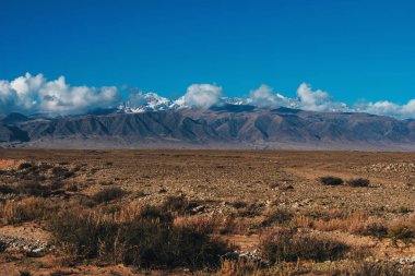 Karlı zirveleri olan güzel dağlar Kırgızistan, Asya
