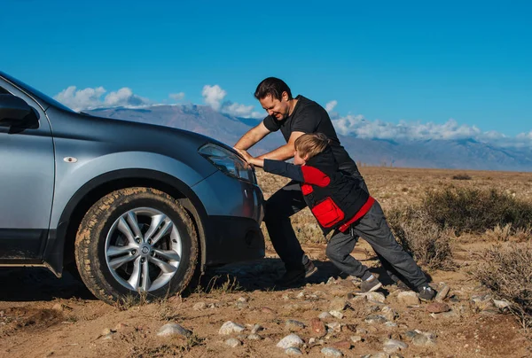 Father Son Pushing Car Stuck Road Mountains — Stock Photo, Image