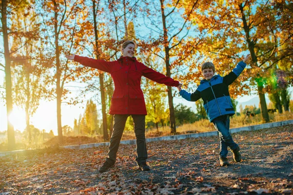 Jovem Feliz Com Filho Mãos Dadas Parque Outono — Fotografia de Stock