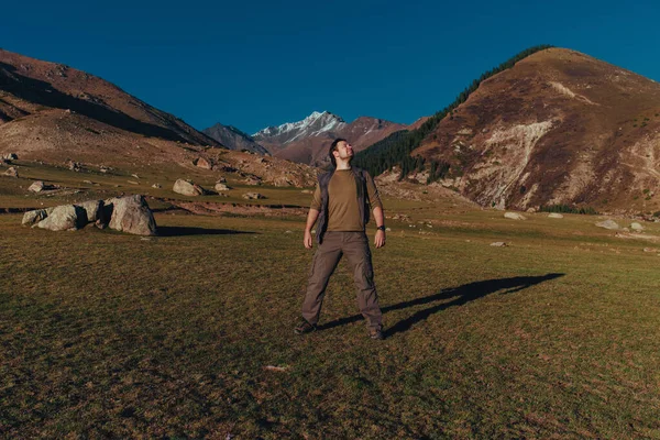 Sonbaharda Dağlarda Mutlu Genç Bir Turist — Stok fotoğraf