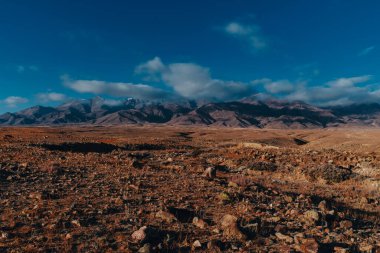 Dağlar sonbaharda kayalık arazi