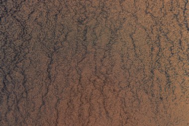 Metal yüzeyde ince kum tabakası