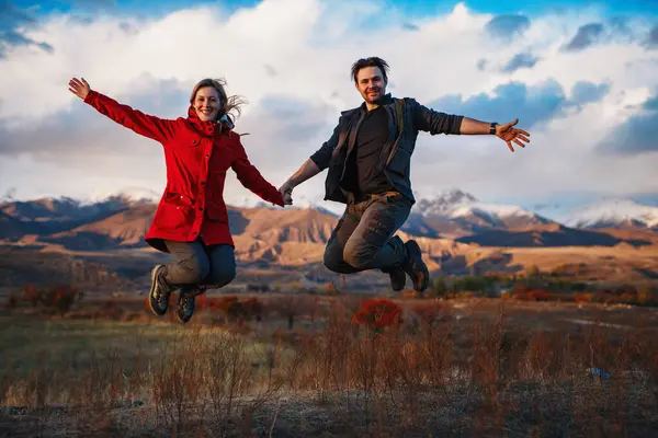 Happy Tourist Couple Jumping Mountains Background Autumn — Stock Photo, Image