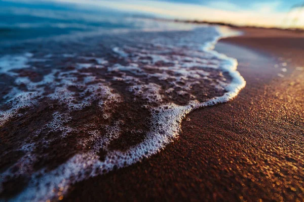 Zeekust Met Golven Bij Zonsondergang Van Dichtbij Bekeken — Stockfoto