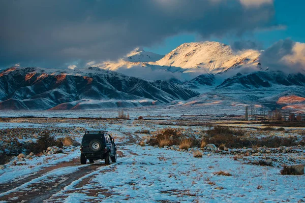 Suv Conduciendo Por Tierra Camino Invierno Las Montañas —  Fotos de Stock