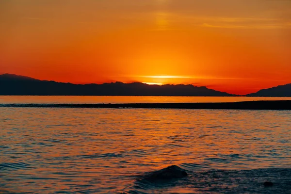 湖面上火红的落日 — 图库照片