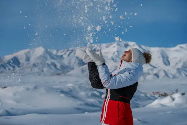 Feliz Joven Mujer Tirar Nieve Invierno Montañas Fondo — Foto de Stock