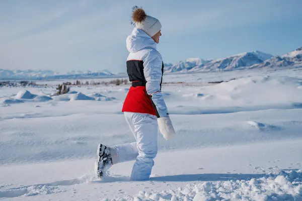 Joven Turista Chándal Caminando Nieve Profunda Sobre Fondo Las Montañas — Foto de Stock