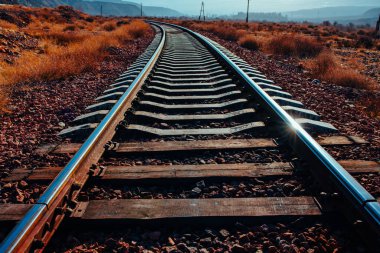 Gün batımında dağlarda demiryolu