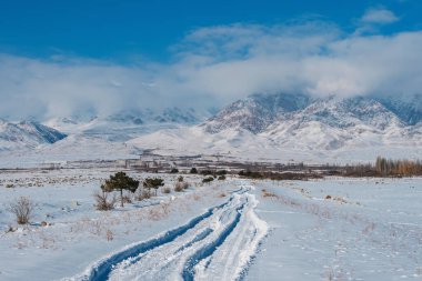 Karla kaplı yollu resimli dağ manzarası