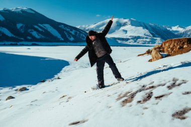 Dağın yamacından kayan genç bir turist.