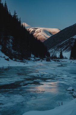 Kışın gün batımında nehirler