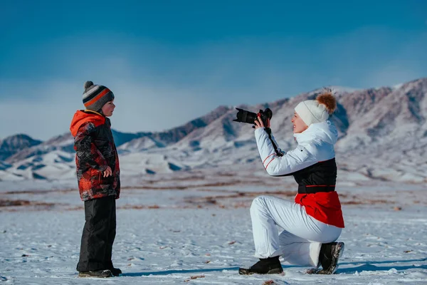 Turista Mujer Toma Foto Hijo Las Montañas Invierno — Foto de Stock