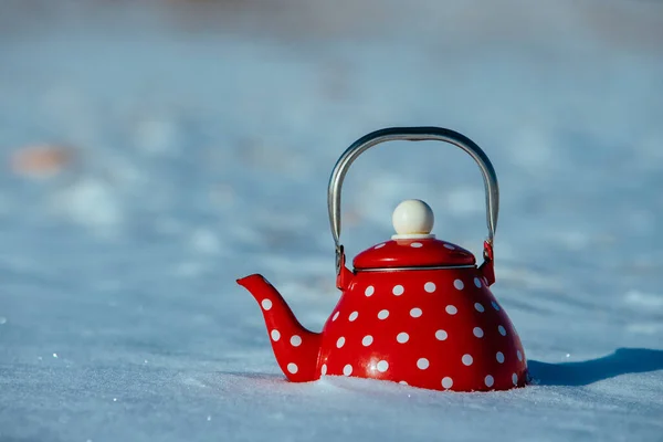 冬天雪地里的红茶壶 — 图库照片
