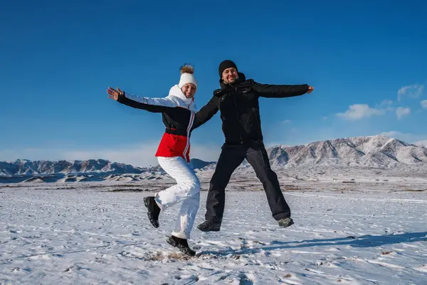 Feliz Joven Pareja Saltando Las Montañas Fondo Temporada Invierno — Foto de Stock