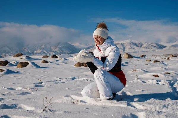 Feliz Joven Turista Sosteniendo Nieve Sus Manos Sobre Fondo Las — Foto de Stock