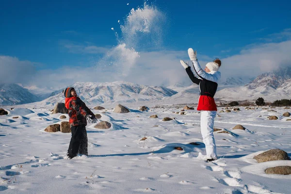 Joven Mujer Hijo Jugando Bolas Nieve Fondo Las Montañas Invierno — Foto de Stock