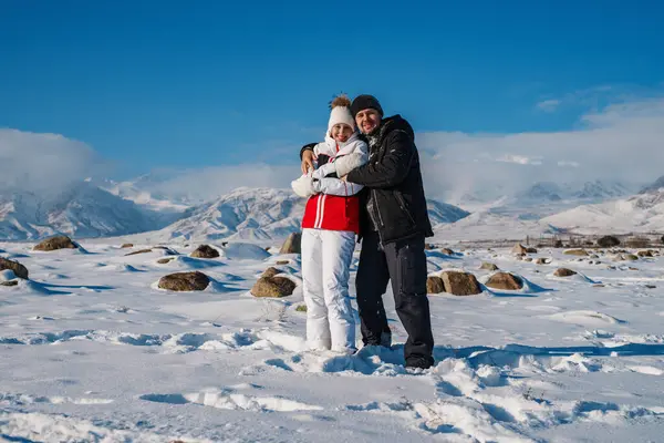 Giovane Coppia Felice Turisti Sfondo Montagne Inverno — Foto Stock