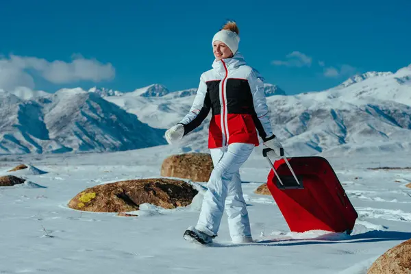 Mujer Joven Viajando Con Maleta Roja Fondo Las Montañas Invierno — Foto de Stock