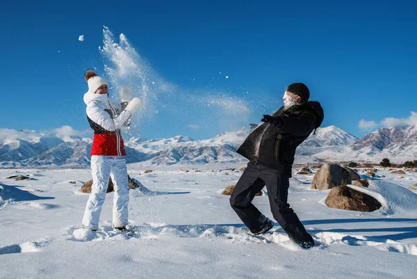 Young Man Woman Playing Snowball Mountains Background Winter Season — Stock Photo, Image