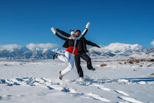 Feliz Joven Pareja Saltando Las Montañas Fondo Temporada Invierno — Foto de Stock