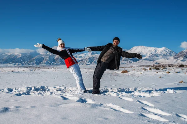 Joven Pareja Feliz Turistas Las Montañas Fondo Invierno — Foto de Stock